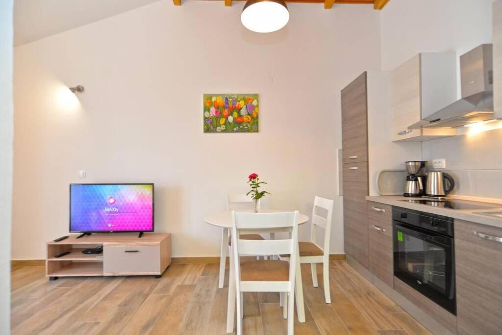 Apartment Vesna For 2, Free Parking And Wi-Fi Pula Dış mekan fotoğraf